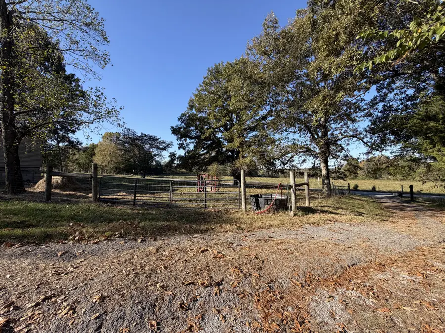 6315 Old Madisonville Rd, Hopkinsville, KY 42240 - #2