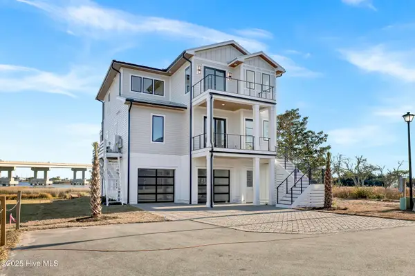 113 Diamond Point Court, Surf City, NC 28445