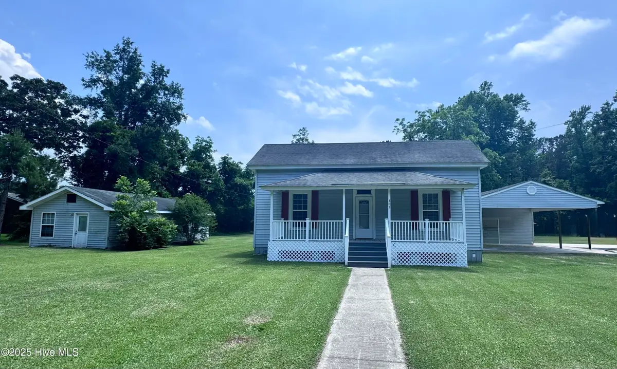 305 E Oak Street, Lake Waccamaw, NC 28450 - #1