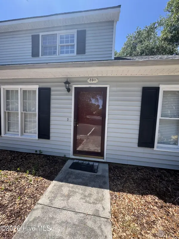 3200 Crystal Oaks Lane, Morehead City, NC 28557