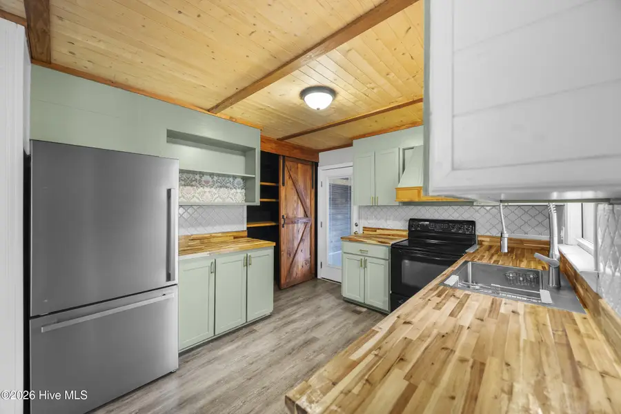 304 W Stanford Street, Beulaville, NC 28518 - #2