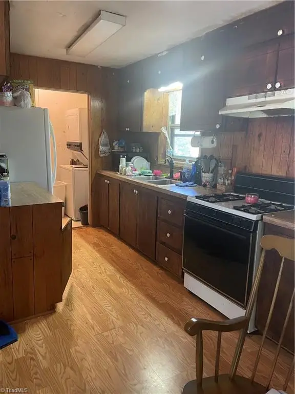 217 Lakeview Drive E, Thomasville, NC 27360 - Image #2