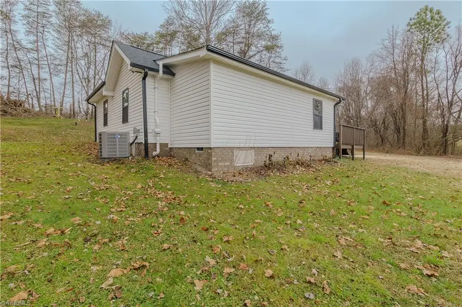 386 Lovers Lane, Mount Airy, NC 27030 - Image #3