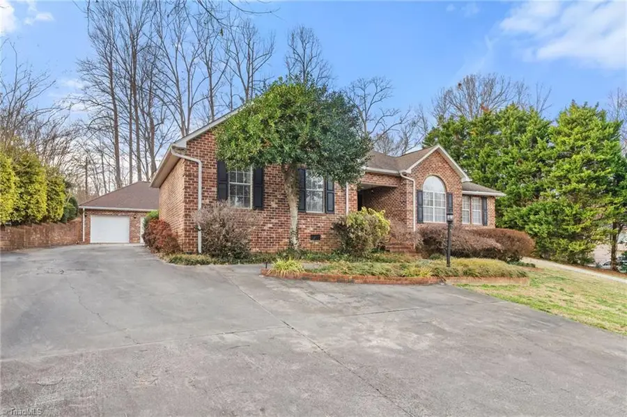 471 W Hunting Ridge Drive, Thomasville, NC 27360 - Image #2