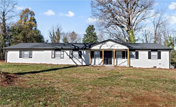 6732 Rollingwood Drive, Clemmons, NC 27012