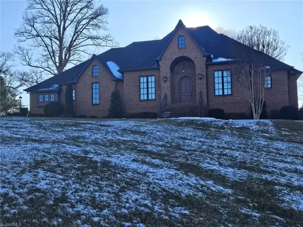 175 Twelve Oaks Lane, Wilkesboro, NC 28697