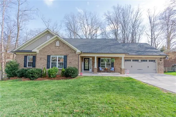 6729 Rollingwood Drive, Clemmons, NC 27012