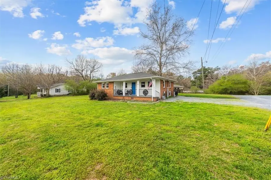 724 E Main Street, Seagrove, NC 27341 - #2