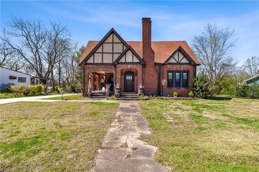 208 Cox Avenue, Thomasville, NC 27360 - #2