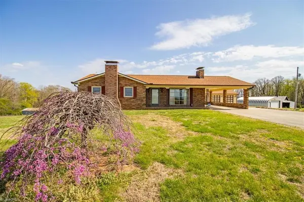 3556 White Plains Road, Roaring River, NC 28669