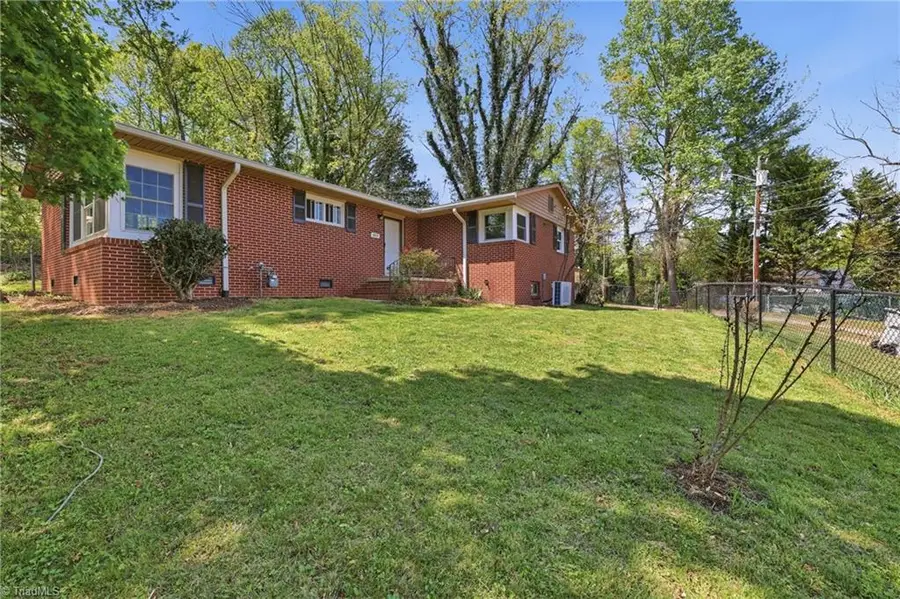 409 Walnut Place Ne, Lenoir, NC 28645 - #2