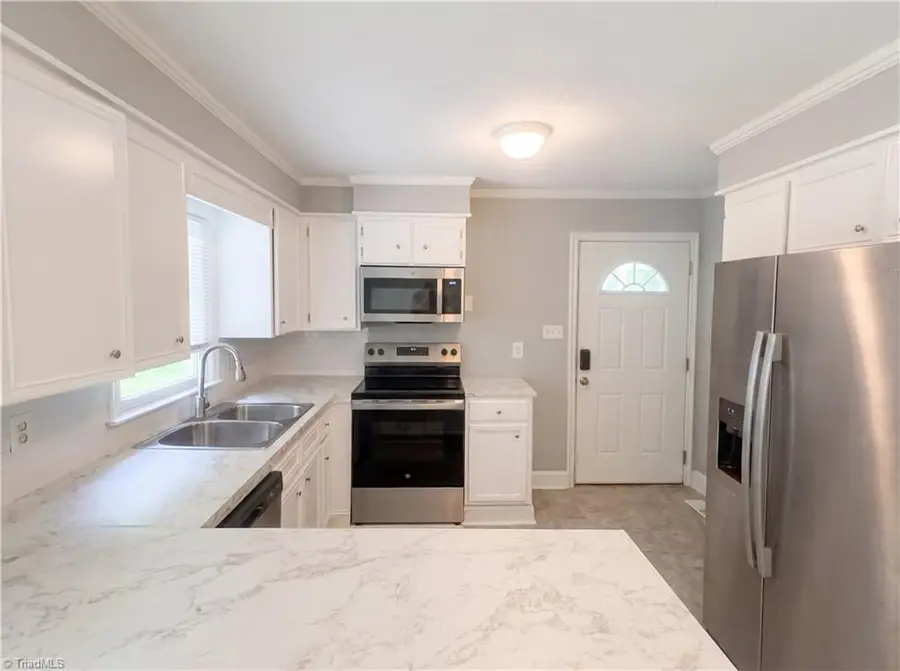 206 Daisy Street, Thomasville, NC 27360 - #2