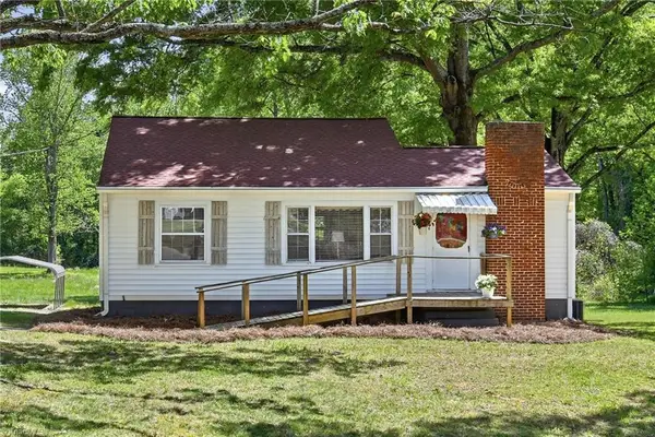 4966 Red Pine Lane, Pfafftown, NC 27040