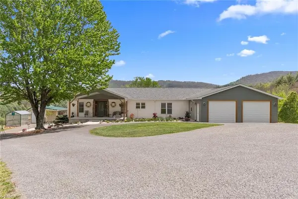 552 Dirt Nose Drive, Sparta, NC 28675
