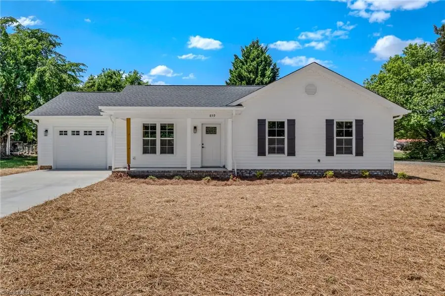 859 W Lee Avenue, Yadkinville, NC 27055 - #2