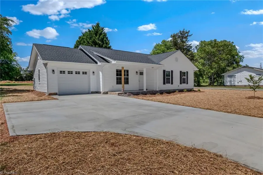 859 W Lee Avenue, Yadkinville, NC 27055 - #3