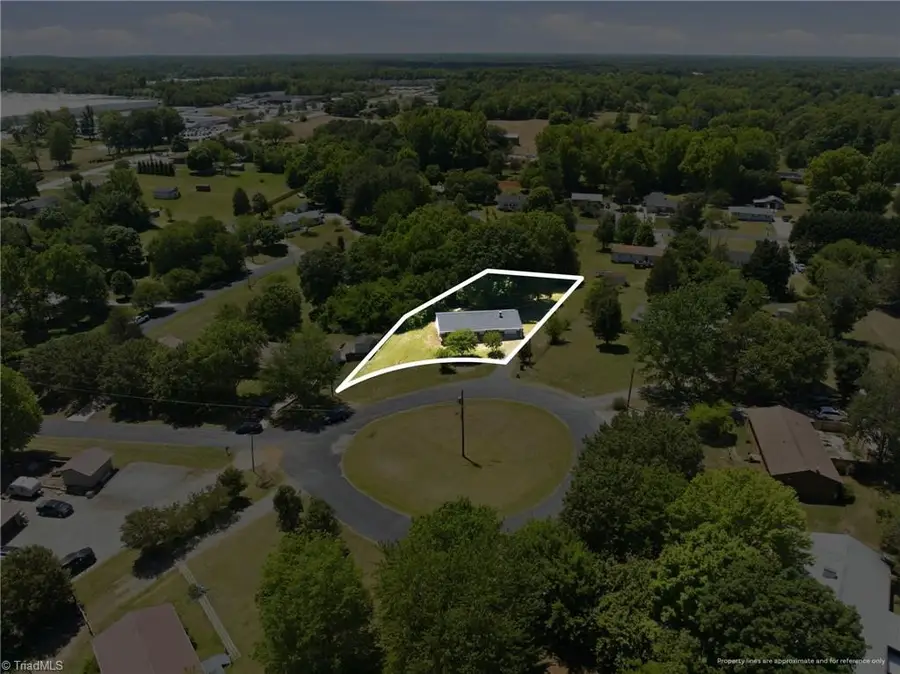 4237 Valley Circle, Thomasville, NC 27360 - #3