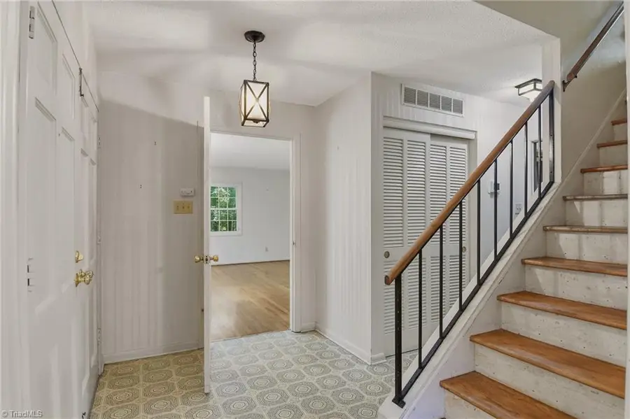 2621 W Woodlyn Way, Greensboro, NC 27407 - #2