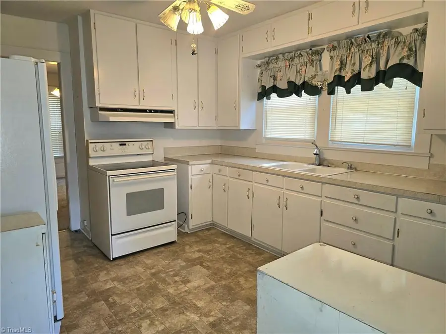 1301 W 5th Avenue, Lexington, NC 27295 - #2