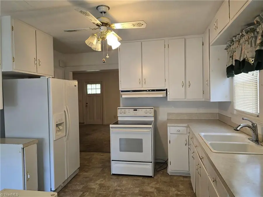 1301 W 5th Avenue, Lexington, NC 27295 - #3