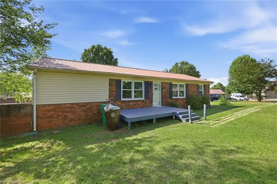 4228 Valley Circle, Thomasville, NC 27360 - #3