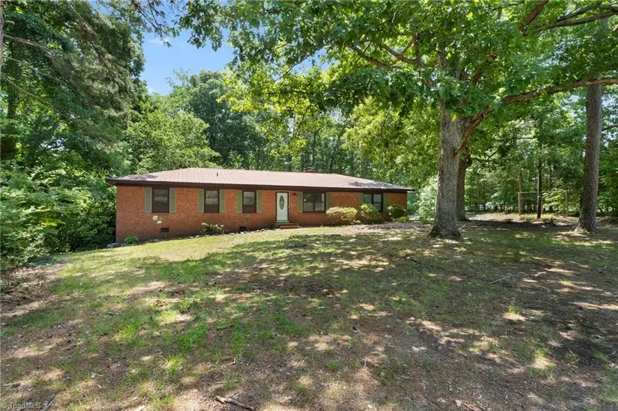 3622 Lower Lake Road, Thomasville, NC 27360 - #3