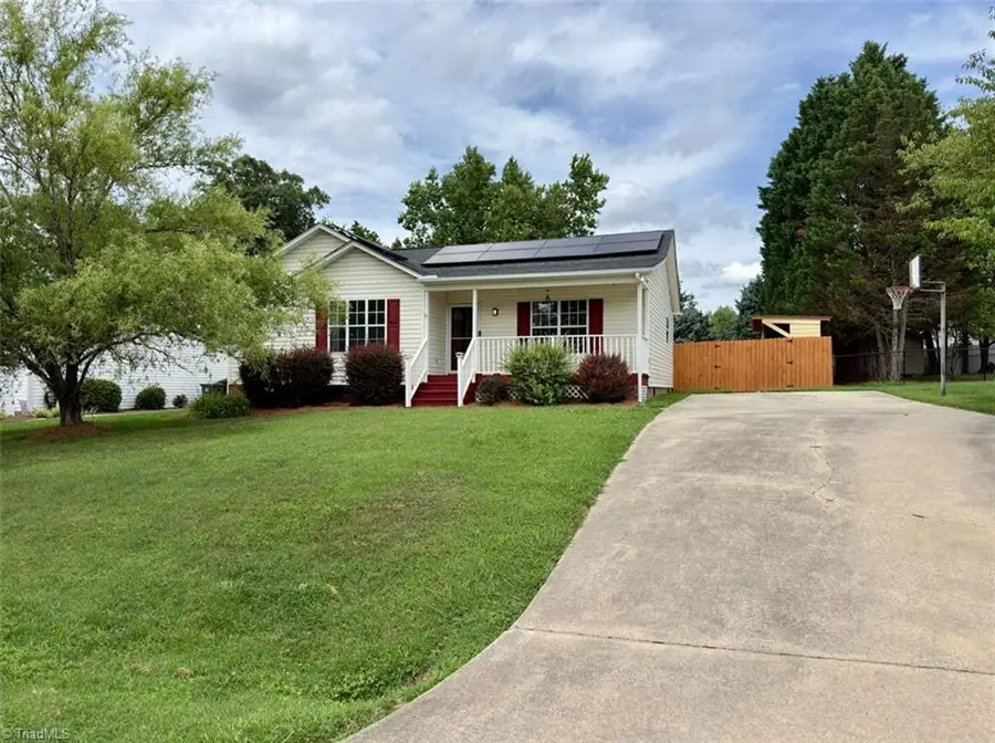 206 Larkspur Lane, Thomasville, NC 27360 - #2