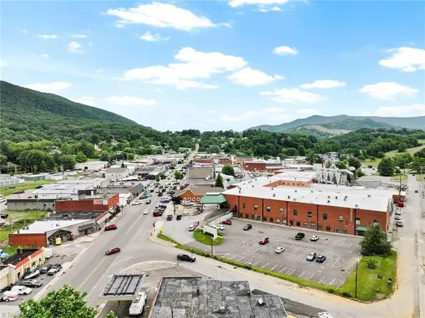 215 SE Jefferson Station Place #210, West Jefferson, NC 28694