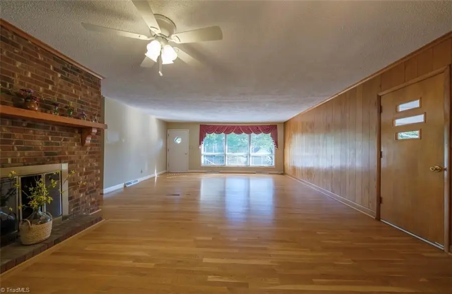 221 Westwood Avenue, Thomasville, NC 27360 - #3