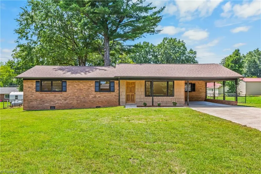 117 Hinshaw Avenue, Yadkinville, NC 27055 - #1