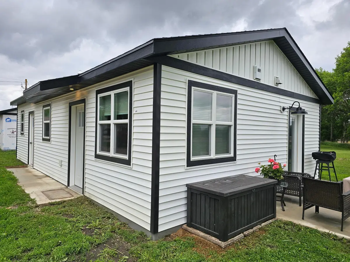 201 1/2 10th Avenue Se, Pipestone, MN 56164 - #1