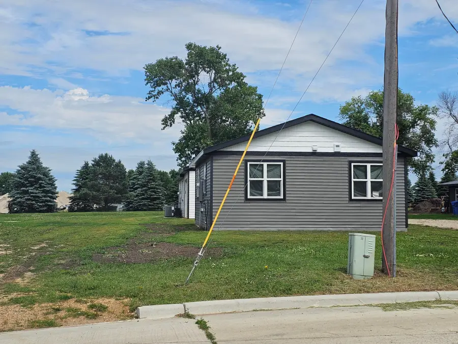 201 10th Avenue Se, Pipestone, MN 56164 - #2