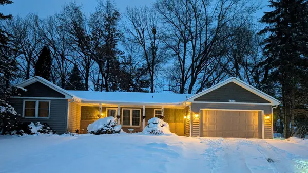 2300 Dahl Court E, Maplewood, MN 55119