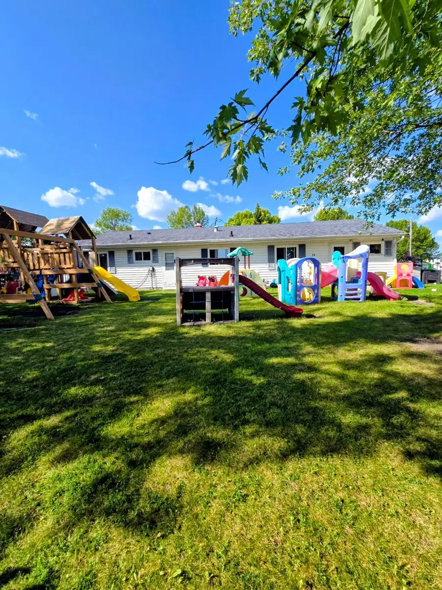 418 E Hamilton Avenue, Baudette, MN 56623 - #2