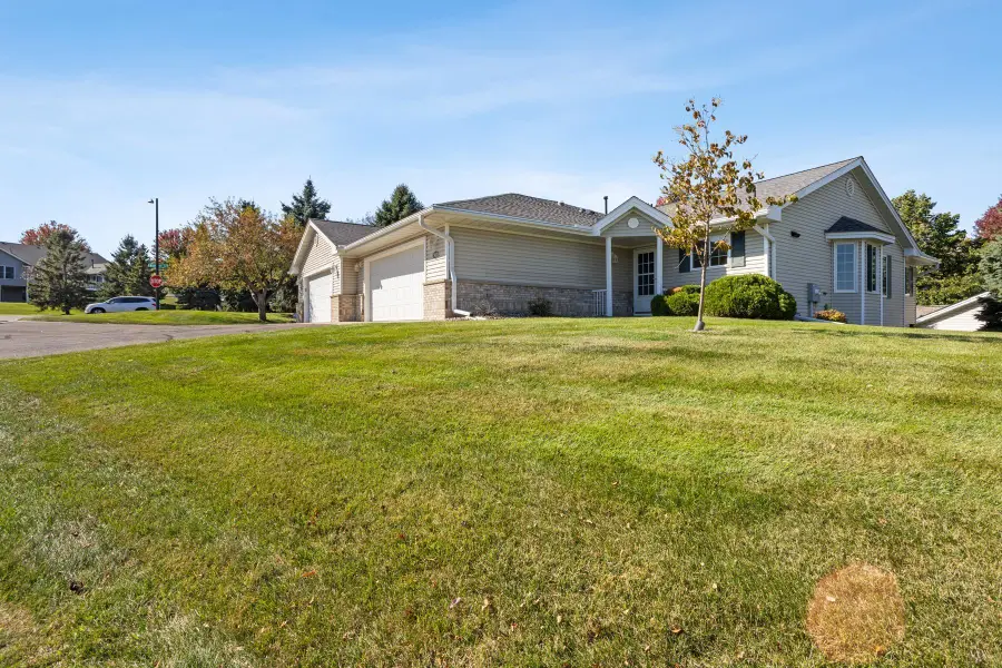 745 Sterling Court, Mahtomedi, MN 55115 - Image #2