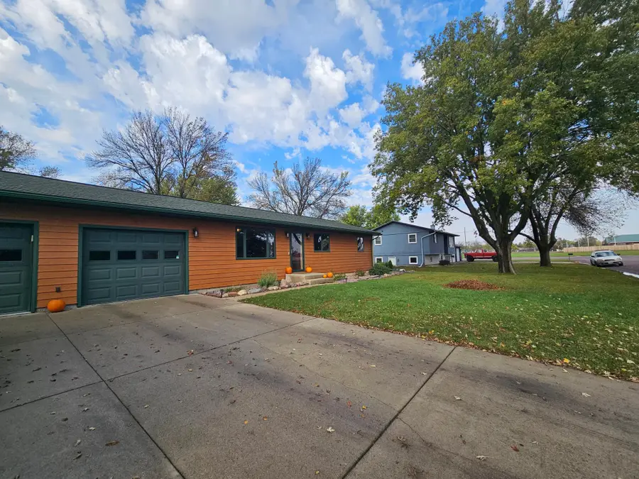 804 6th Avenue Se, Pipestone, MN 56164 - #2
