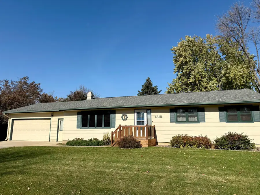 1318 W Chestnut Avenue, Olivia, MN 56277 - #2