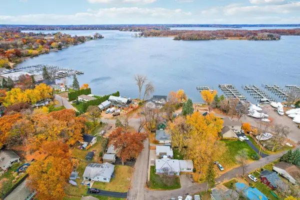 25/15 Waseca Avenue, Excelsior, MN 55331