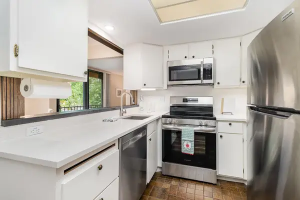 6085 Lincoln Drive #220, Edina, MN 55436