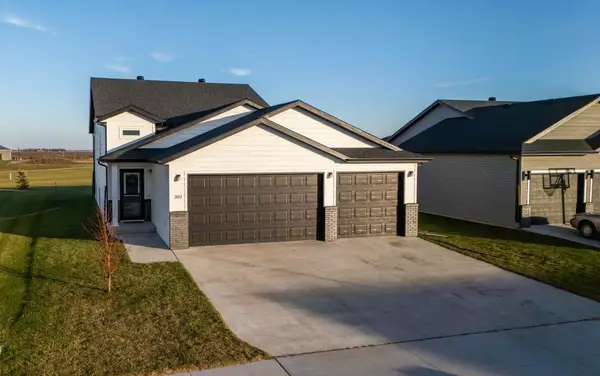 302 8th Street E, Horace, ND 58047