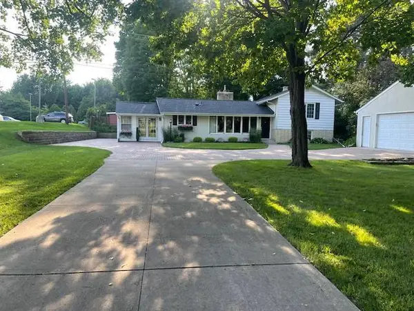 935 Century Avenue N, Maplewood, MN 55119