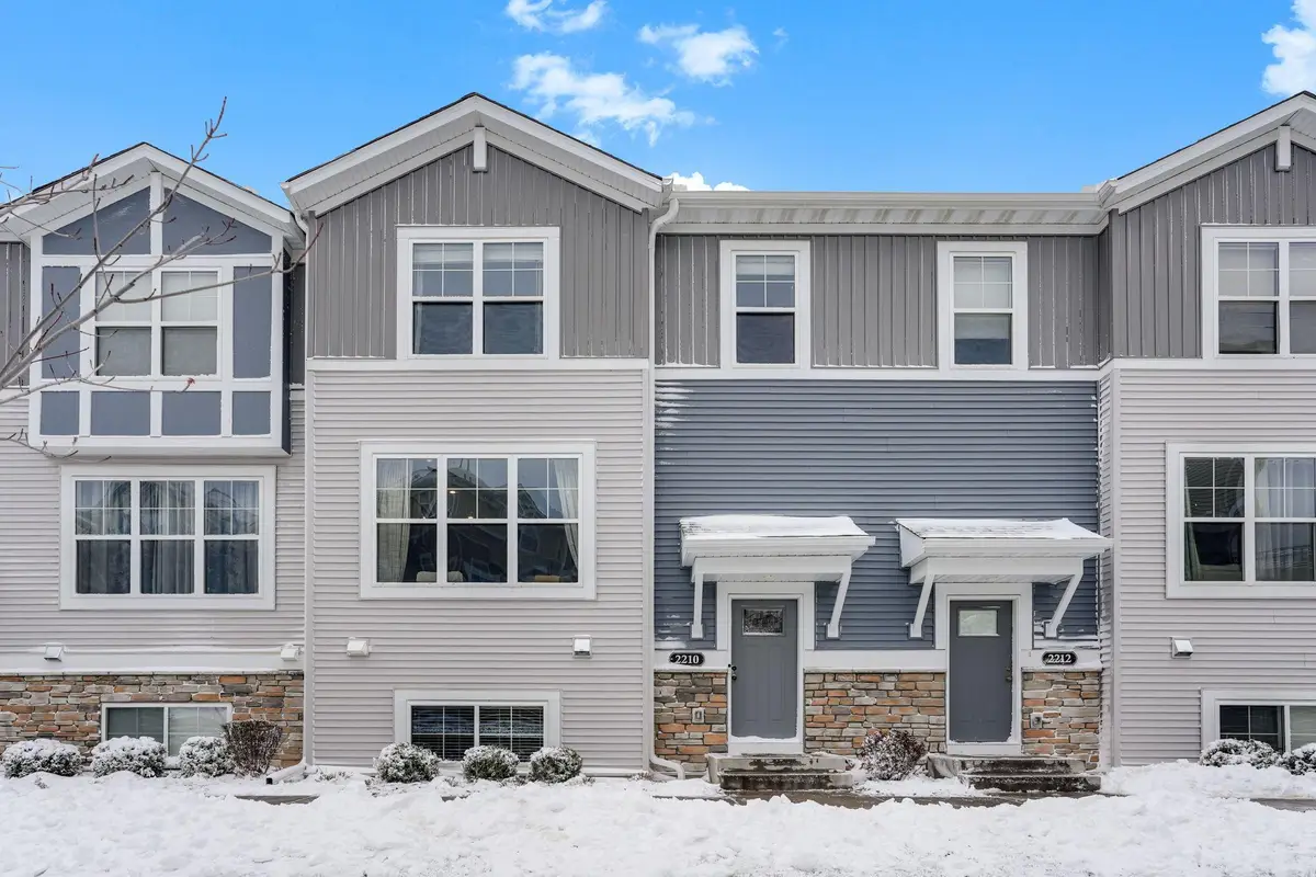 2210 Gateway Curve, North Saint Paul, MN 55109 - Image #1