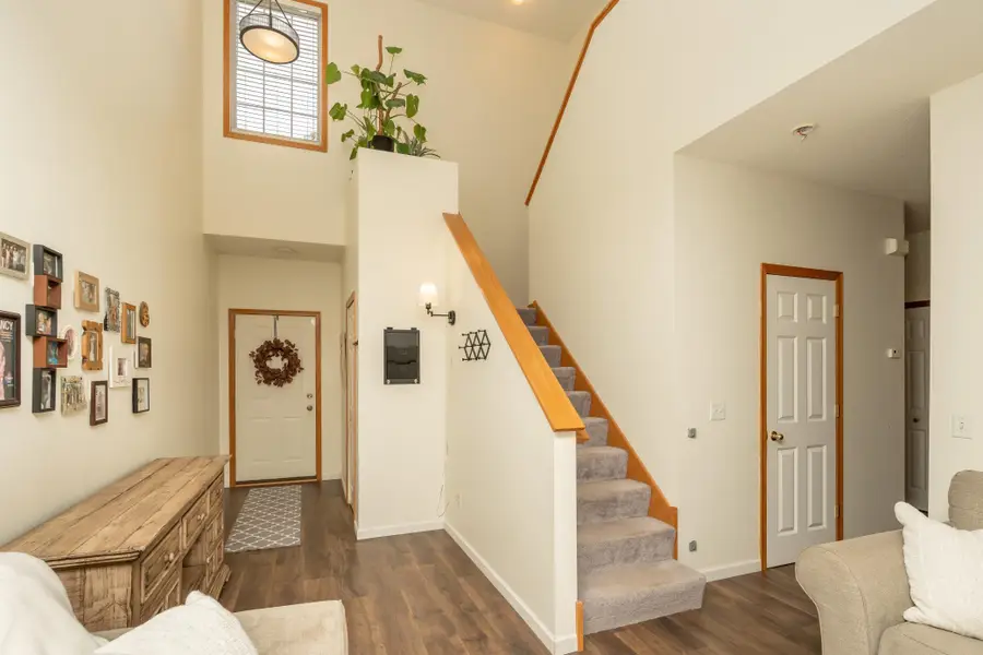 8042 Stratford Circle S, Shakopee, MN 55379 - Image #3