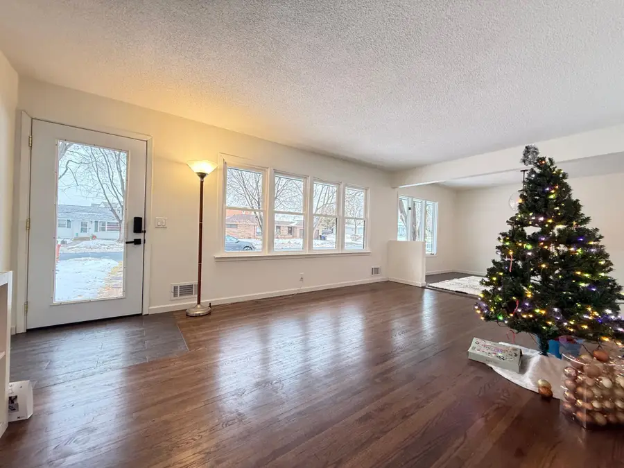 618 9th Avenue Nw, Saint Paul, MN 55112 - Image #2