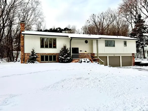36 Deer Hills Drive, North Oaks, MN 55127