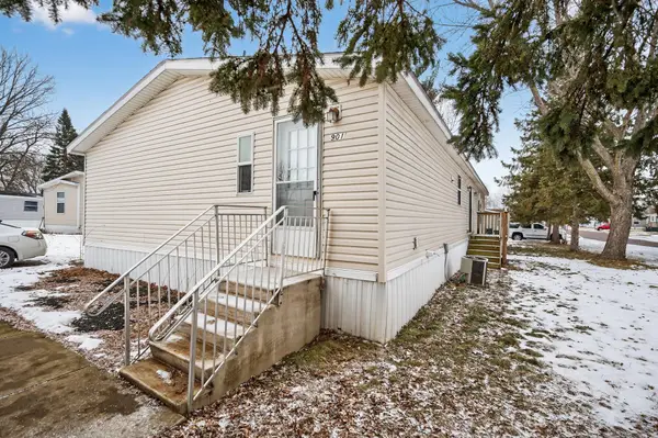 901 Hamlet Circle, Lakeville, MN 55044