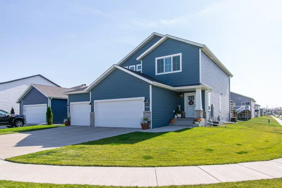 7912 Cottonwood Boulevard, Horace, ND 58047 - Image #2