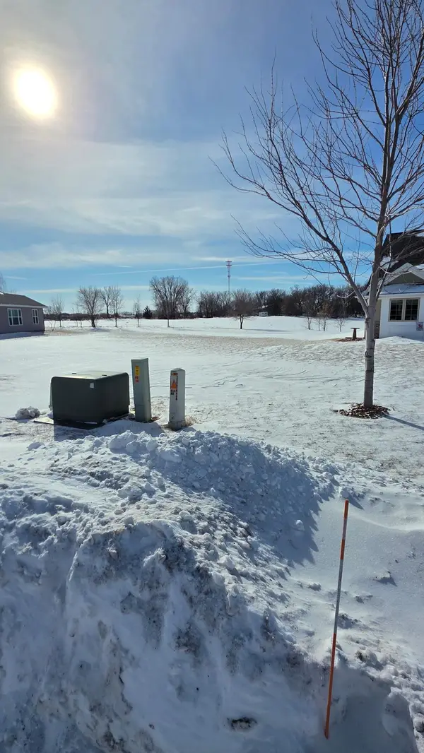 1721 Lower Trentwood Circle Ne, Willmar, MN 56201