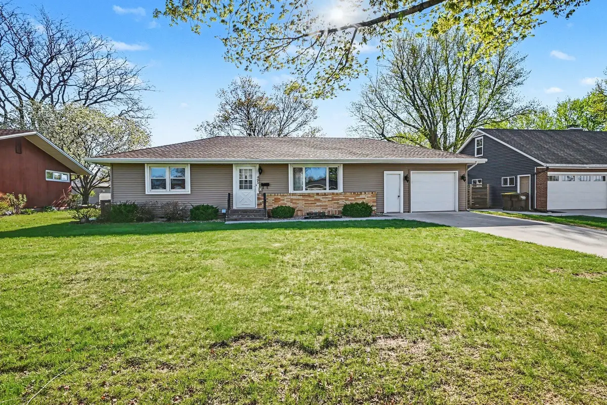 405 Lincoln Avenue N, New Prague, MN 56071 - #1