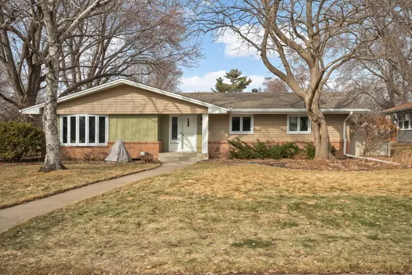 1695 Stanbridge Avenue, Saint Paul, MN 55113